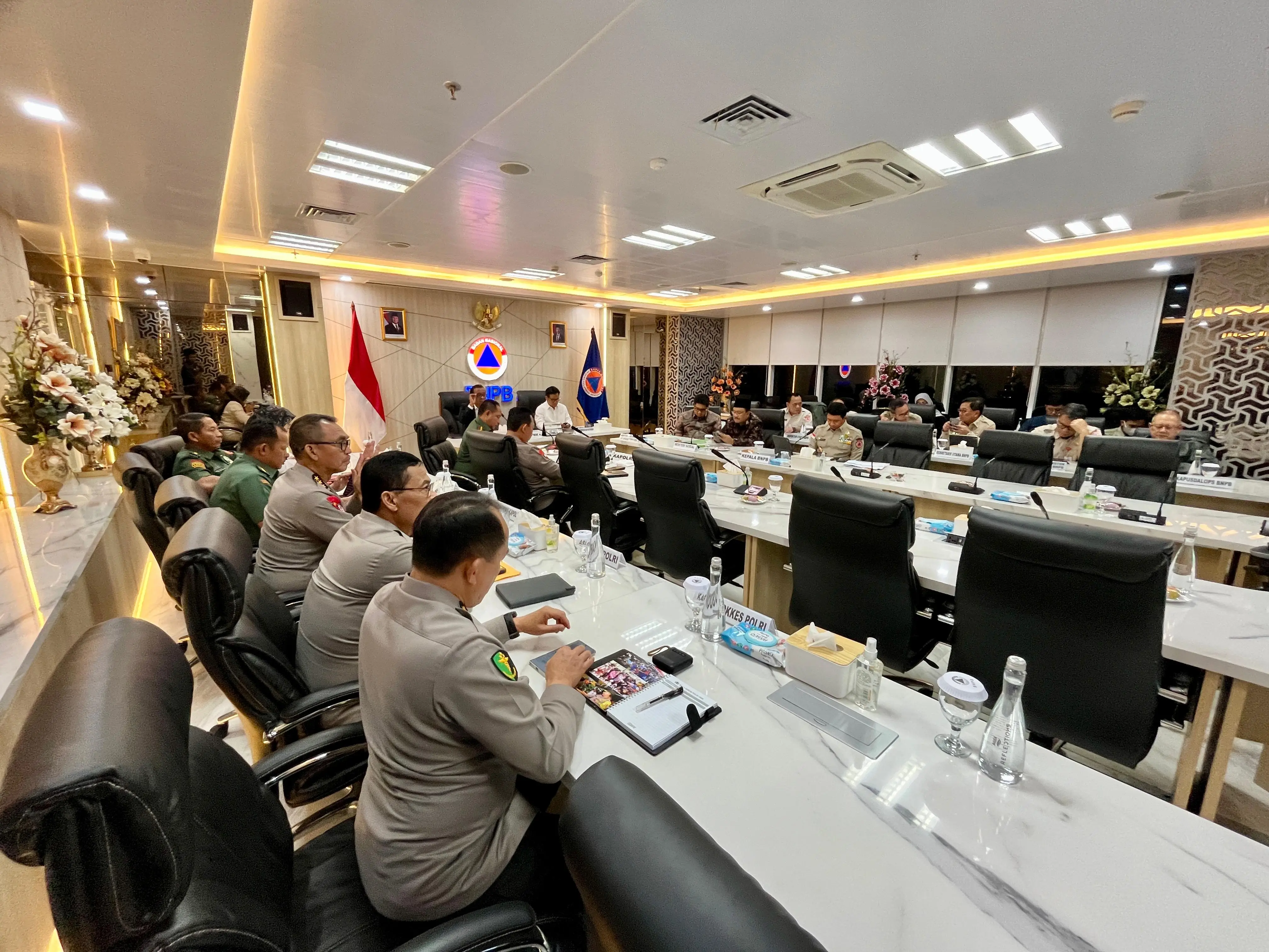 Presiden Republik Indonesia Bapak Prabowo Subianto memimpin rapat terbatas penanganan bencana erupsi Gunung Api Lewotobi Laki-laki, rapat ini di gelar secara online di ruang multimedia lt 10 Gedung Graha BNPB Jakarta, pada Selasa (13/11). 